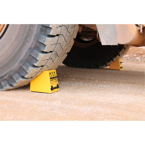 Cale de roue ultra-robuste pour l'exploitation mini&egrave;re Checkers Safety, PEHD, Jaune, 14-1/2" la x 17-1/2" p x 16" h Nuna Depot Inc.