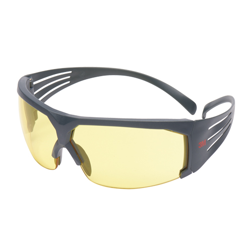 Lunettes de s&eacute;curit&eacute; s&eacute;rie 600 SecureFit, Lentille Ambr&eacute;e, Antibu&eacute;e, ANSI Z87+/R&eacute;pond ou surpasse la norme CSA Z94.3 Nuna Depot Inc.