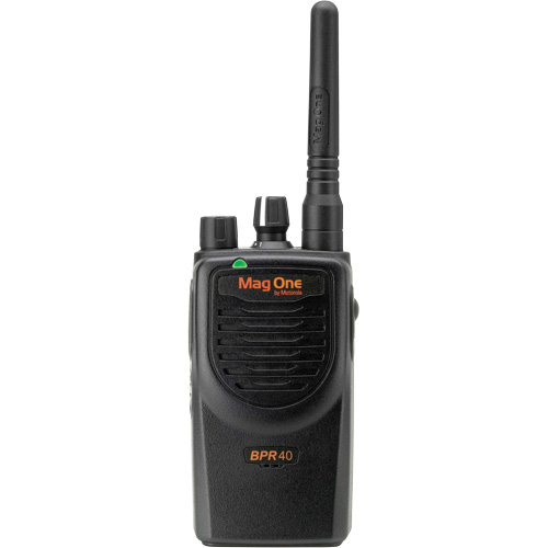 Radio portative de s&eacute;rie BPR40, Bande UHF/VHF, 16 canaux, Port&eacute;e 300 000 pi² Nuna Depot Inc.