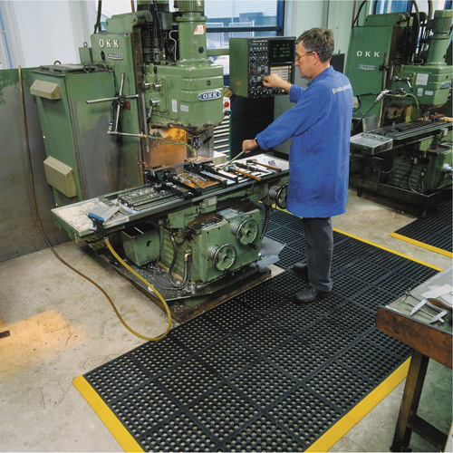Cushion-Ease&reg; 550 Interlocking Anti-Fatigue Mat, Slotted, 3' x 3' x 3/4", Black, Rubber Nuna Depot Inc.