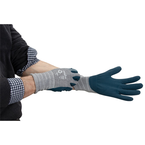 Gants &eacute;cologiques enduits et l&eacute;gers, 8, R&ecirc;vetement Mousse de nitrile, Calibre 15, Enveloppe en Polyester/rPET Nuna Depot Inc.