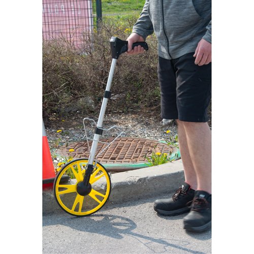 Roue d'arpentage num&eacute;rique, 12,5"/31,8 cm, Gamme de 99999,9 m, Pieds/m&egrave;tres Nuna Depot Inc.