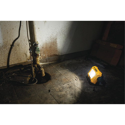 Lampe d'&eacute;clairage direct compact 12V/20V Max, DEL, 2000 Lumens Nuna Depot Inc.