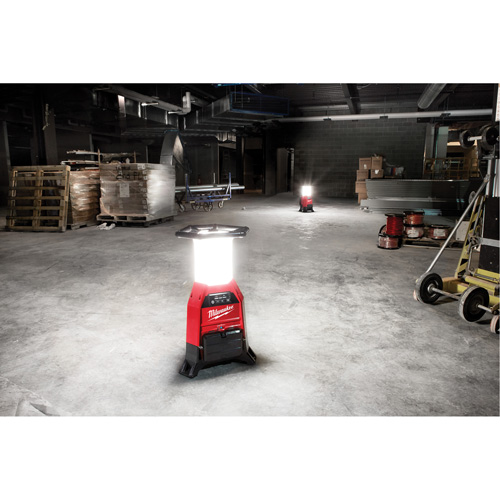 Lampe de chantier M18 Radius et chargeur avec One-Key, DEL, 4800/9000/2500 lumens, Boîtier en Plastique Nuna Depot Inc.
