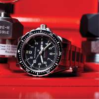 Tr&egrave;s grande montre automatique avec jour/date avec bracelet en acier inoxydable, Num&eacute;rique, &agrave; piles, 46 mm, Argent Nuna Depot Inc.