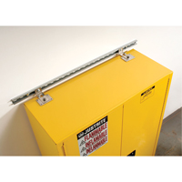 Attache de retenue contre les s&eacute;ismes pour armoire Sure-Grip Ex pour produits inflammables Nuna Depot Inc.