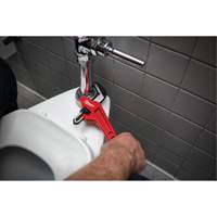 Cl&eacute; &agrave; tuyau hexagonale coud&eacute;e en acier, Cap des m&acirc;choires 2-5/8", Longueur 10-1/2", Fini Rev&ecirc;tement en poudre, Prise Ergonomique Nuna Depot Inc.